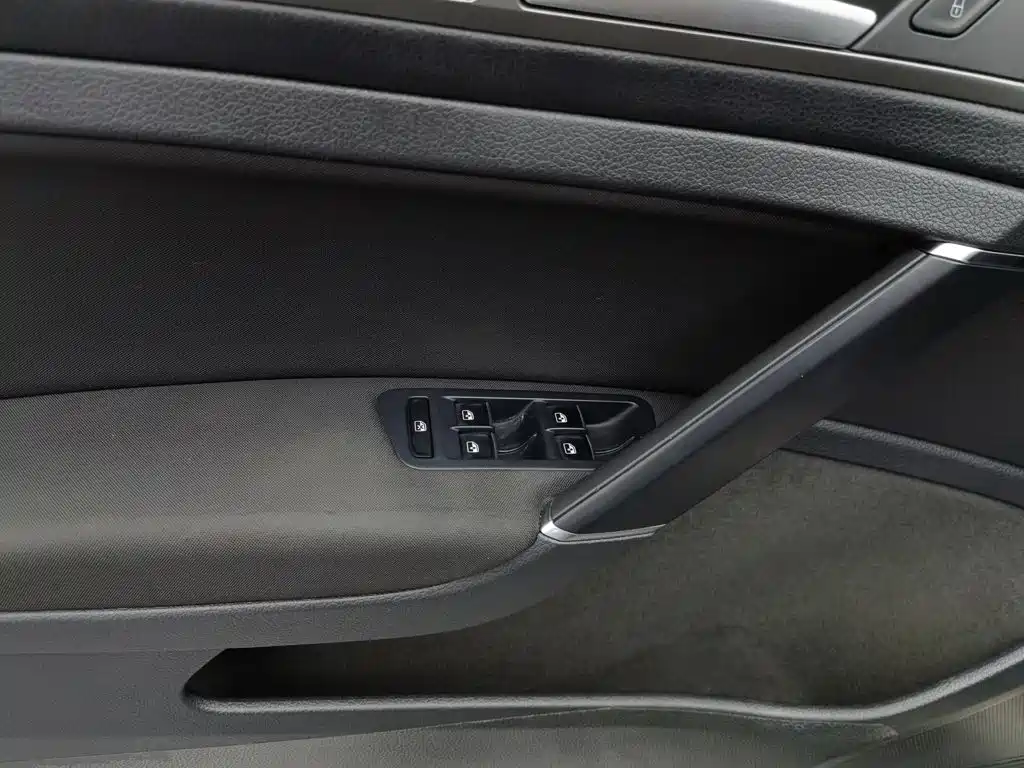 Photo 9 - Volkswagen Golf