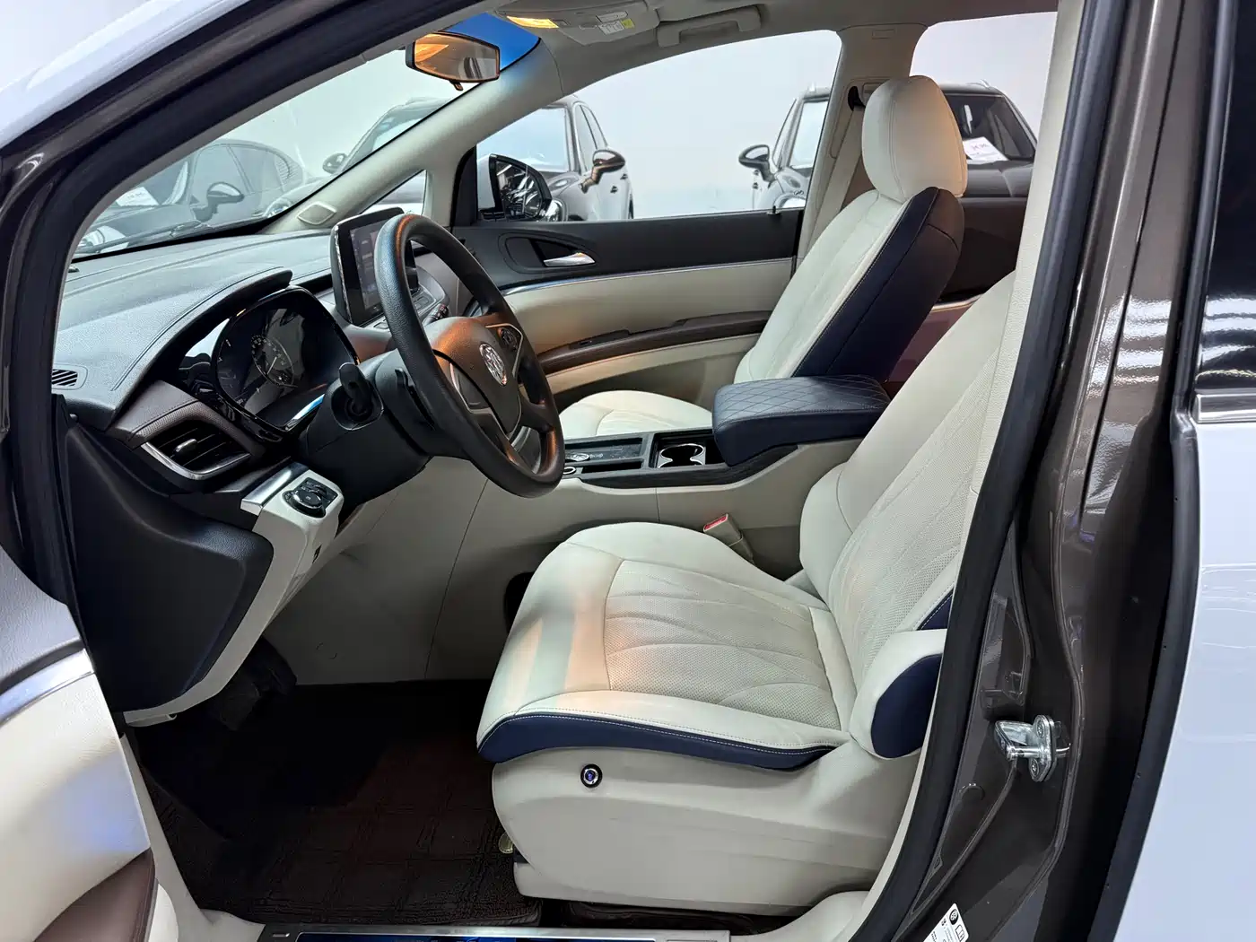 Buick GL8 2021 Land Business Class 652T Comfort фото 4