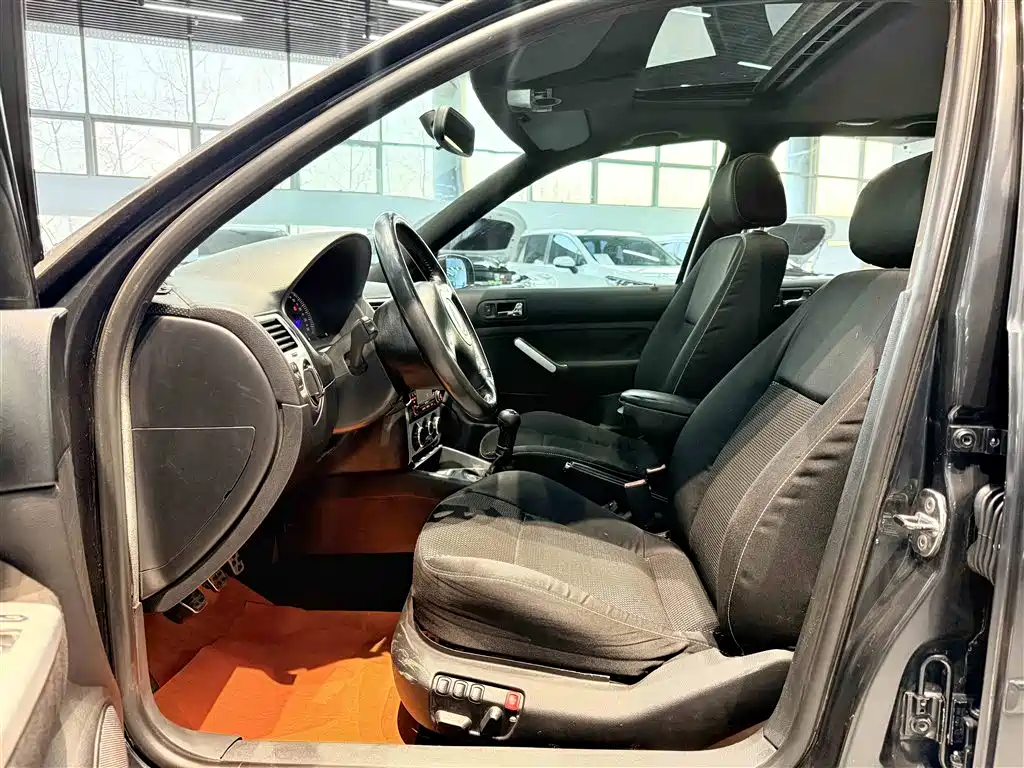 Volkswagen Golf 2008 Model 1.6 Automatic Fashion Type фото 2
