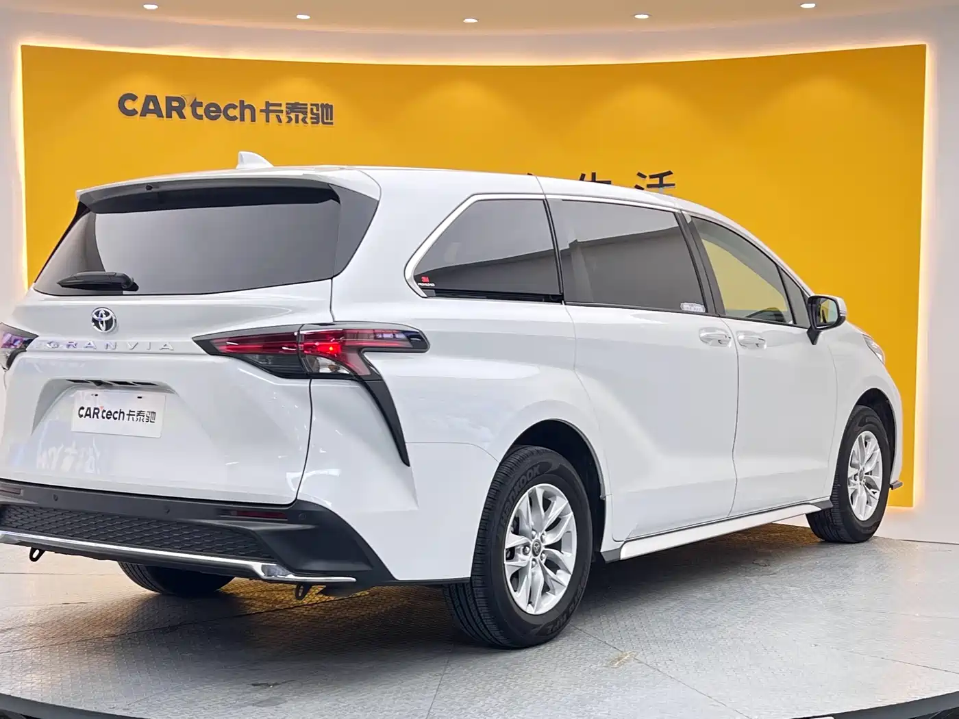 Toyota Granvia 2023 2.5L Hybrid Comfort Edition фото 29