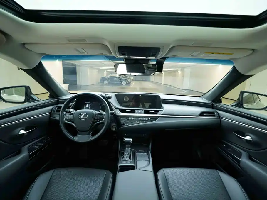 Фото 20 - Lexus ES