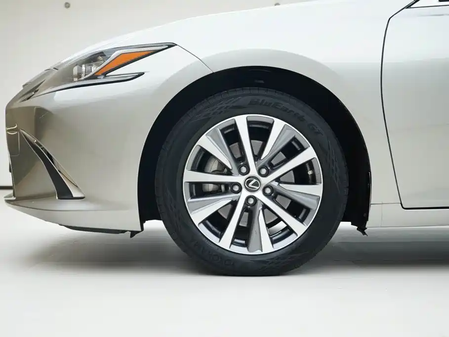 Фото 16 - Lexus ES