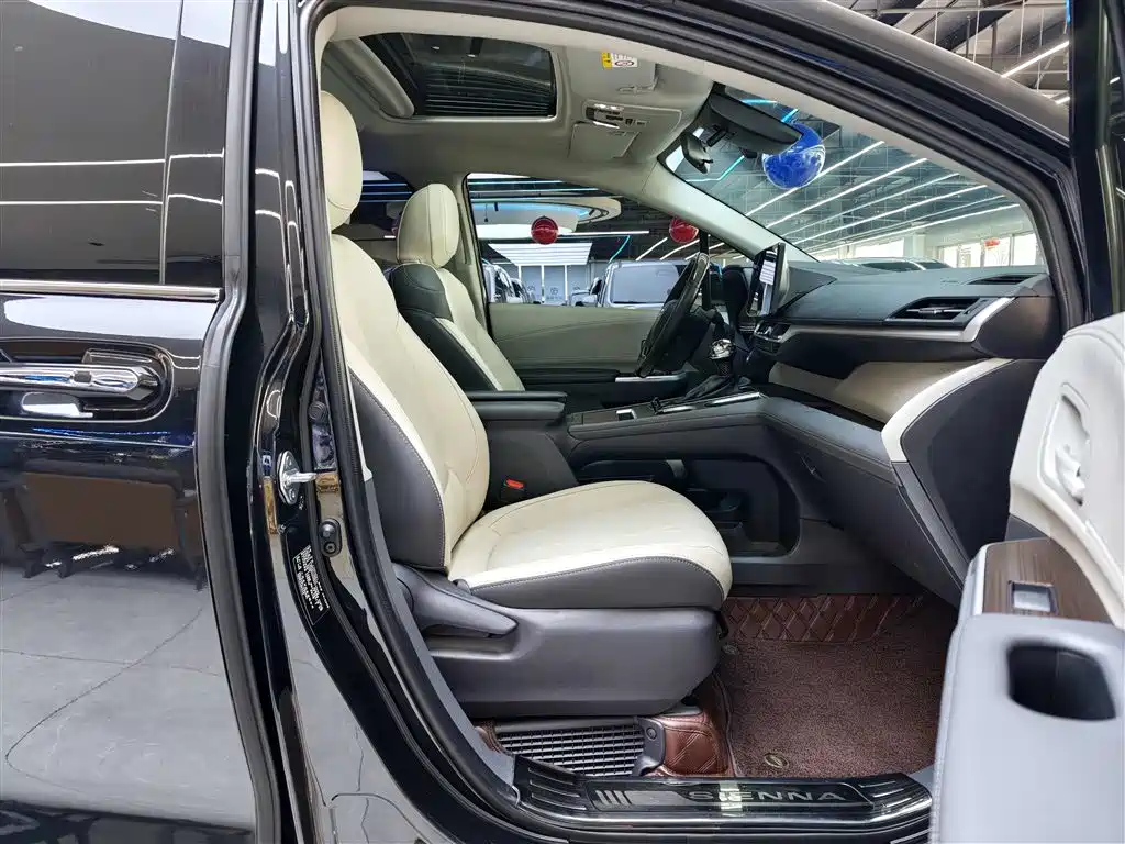 TOYOTA SIENNA