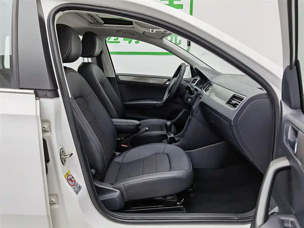 Škoda Skoda Rapid Spaceback 2016 Facelift 1.6L Manual Innovation Edition фото 23