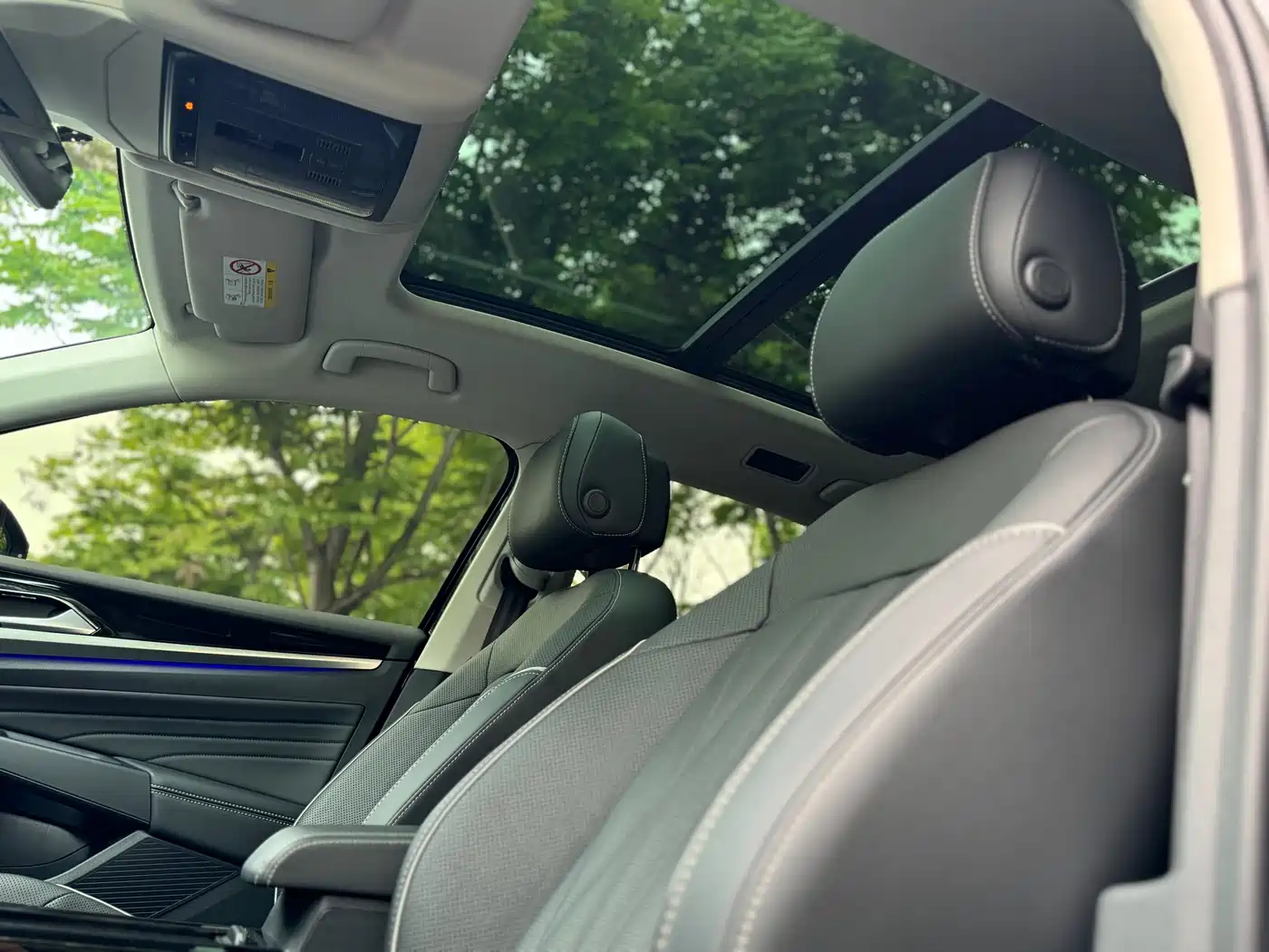 Volkswagen Passat 2022 330TSI Starlight Luxury Edition фото 7