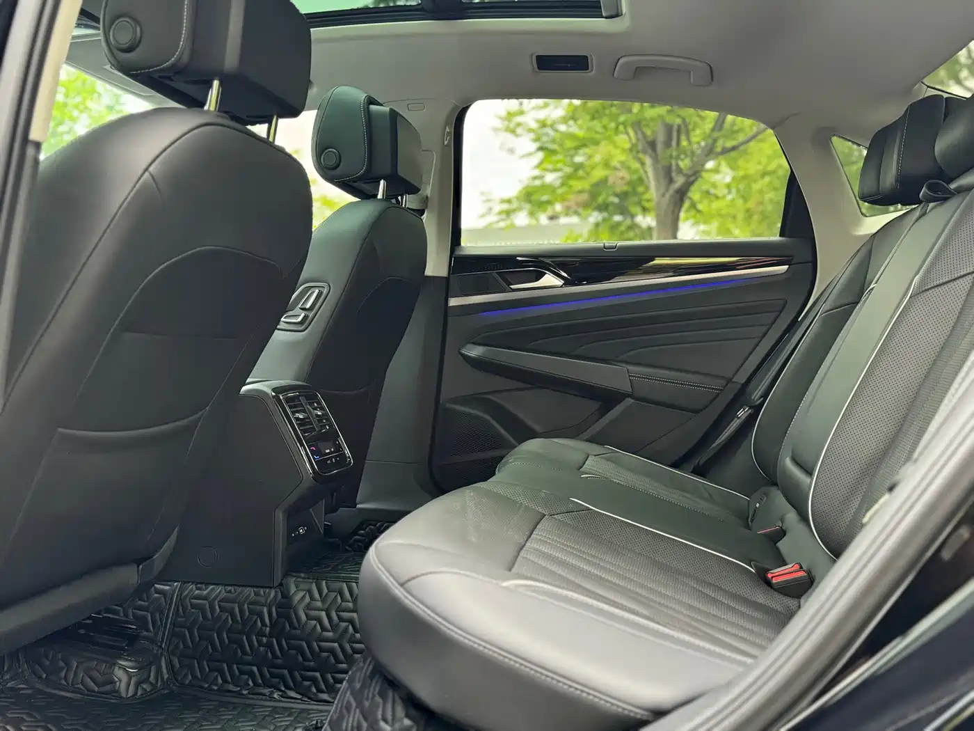 Volkswagen Passat 2022 330TSI Starlight Luxury Edition фото 12