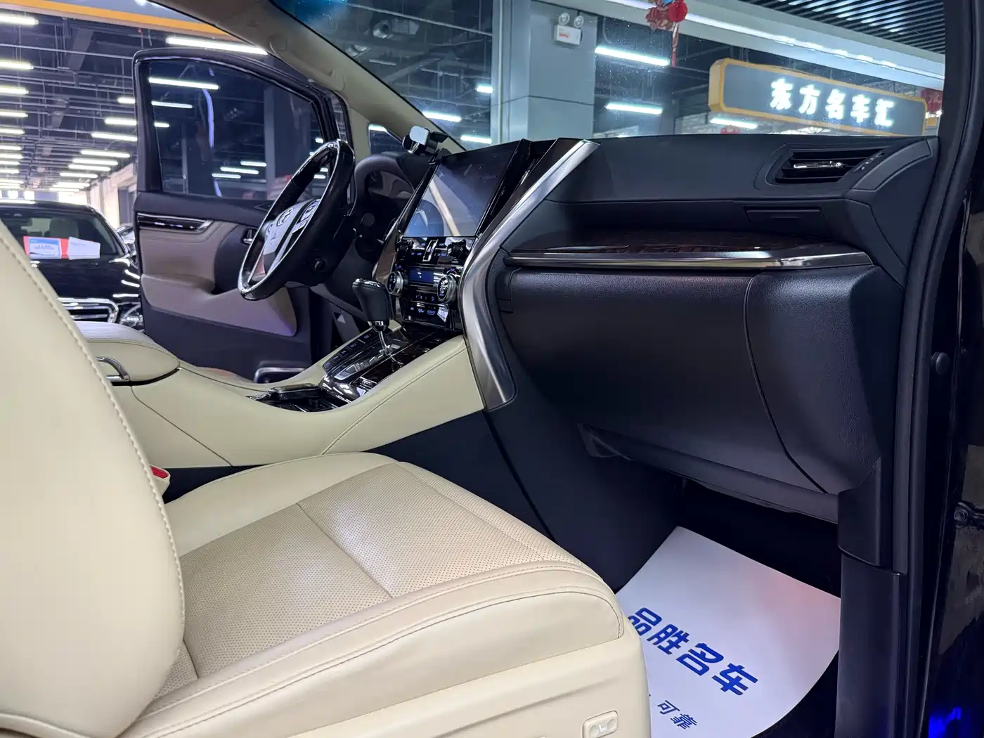 Toyota Alphard 2021 Hybrid 2.5L Luxury фото 17