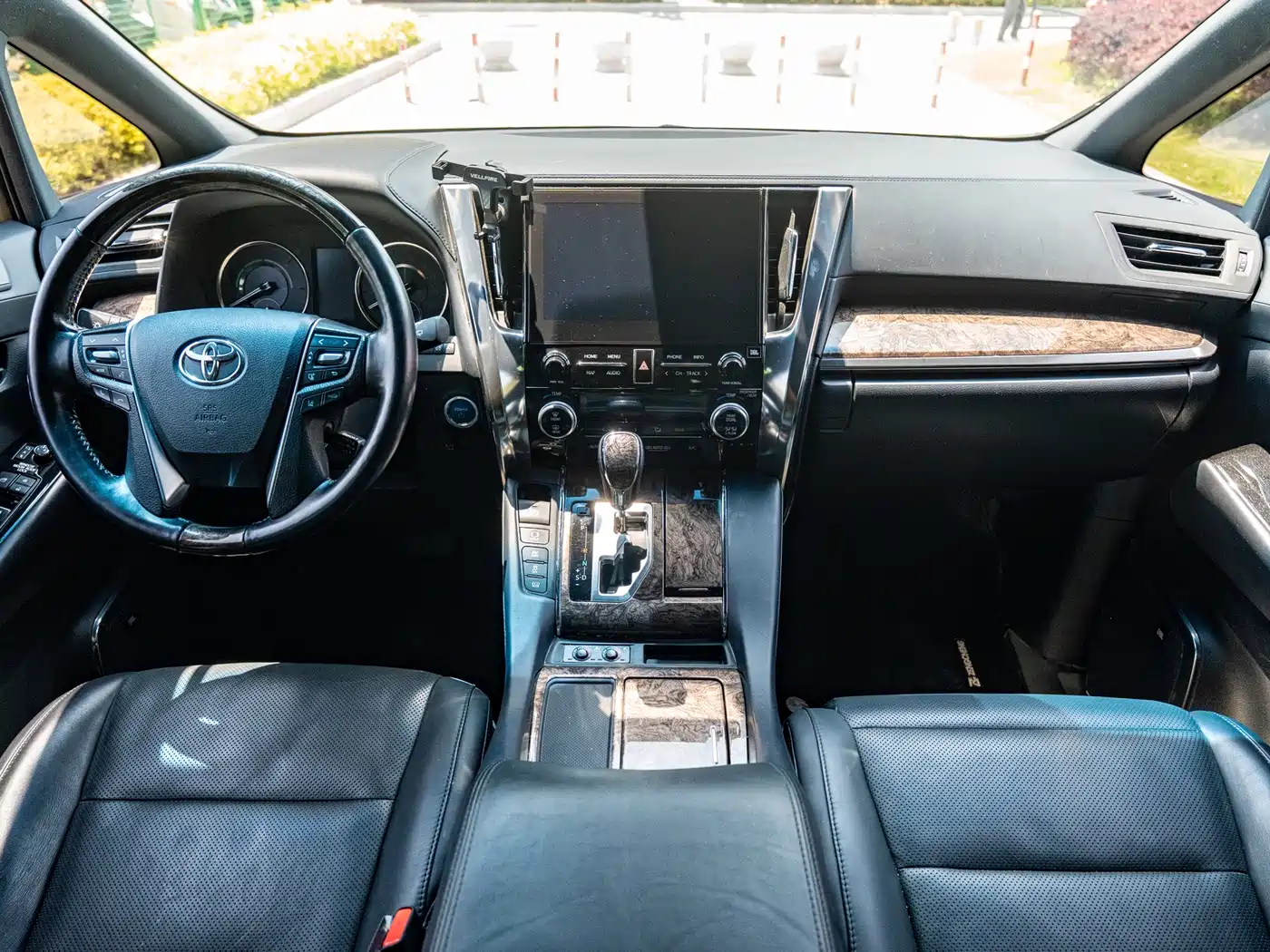 Toyota Vellfire 2020 Twin Engine 2.5L HV Premium Edition фото 8