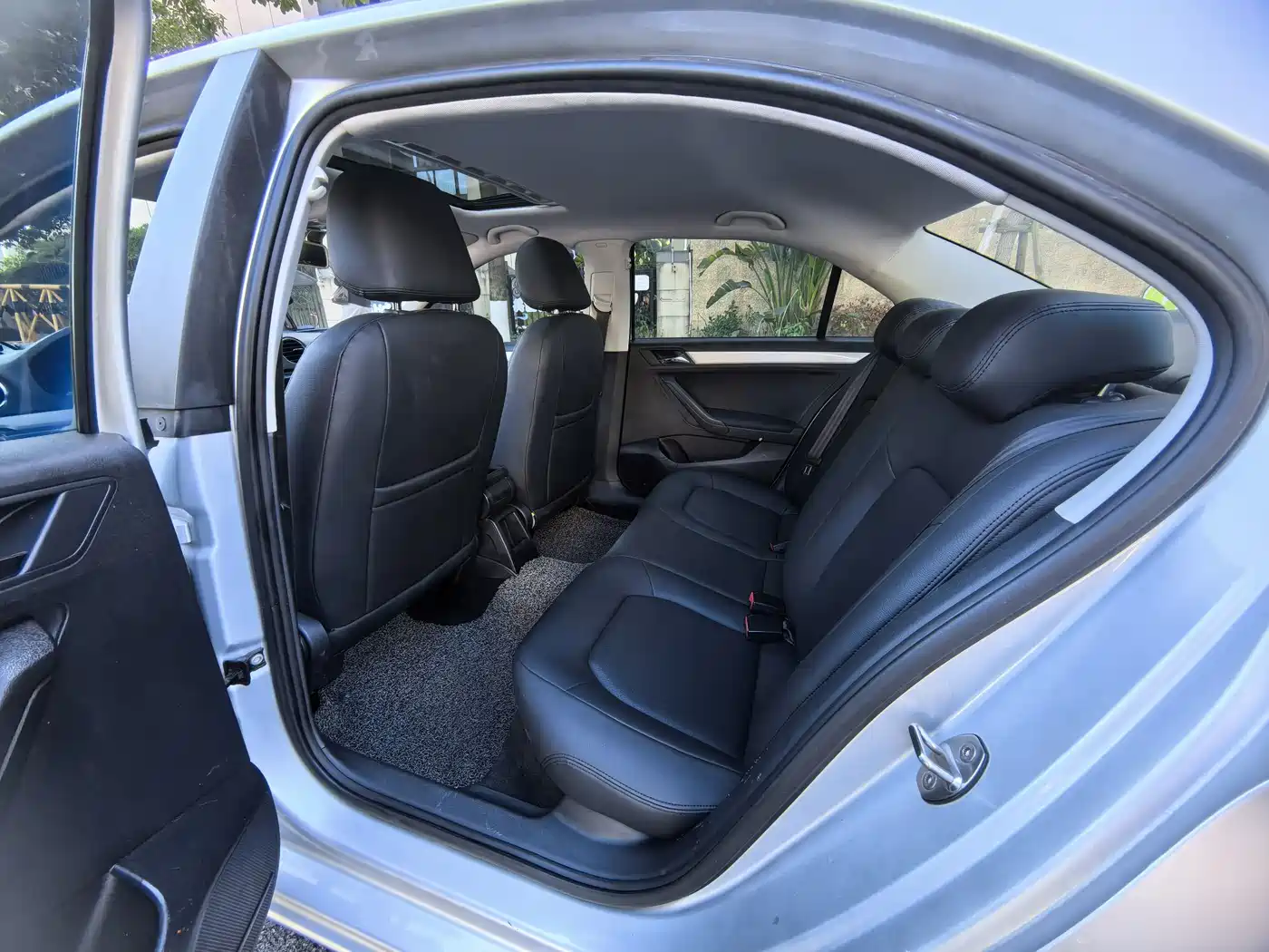 Volkswagen Jetta 2015 1.6L Automatic Luxury фото 8