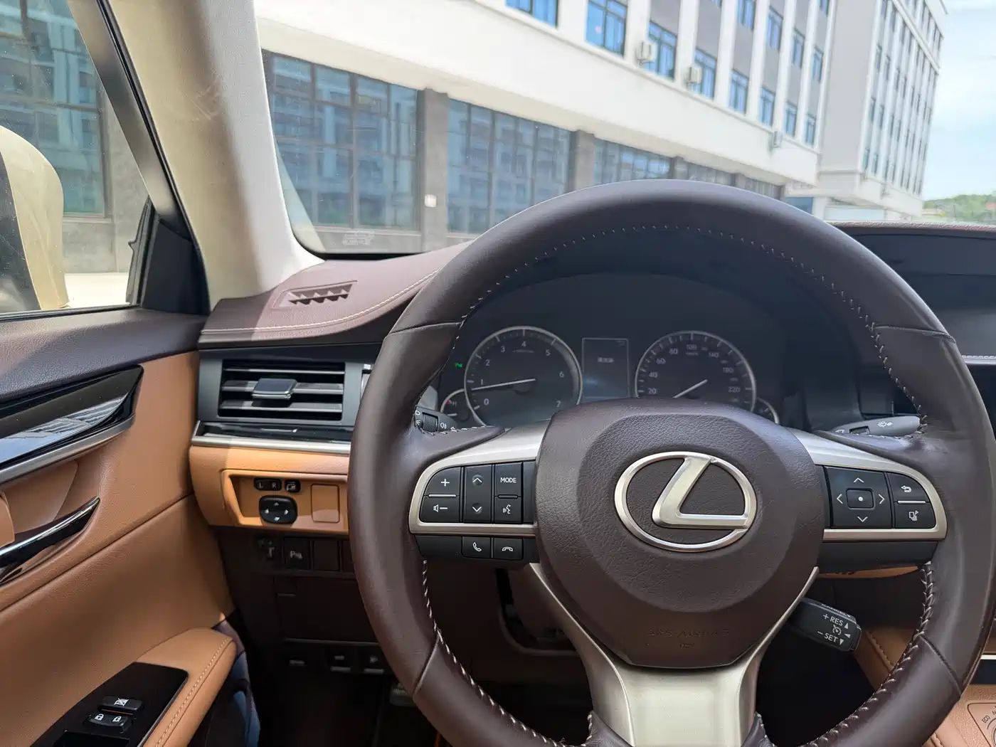Фото 12 - Lexus ES
