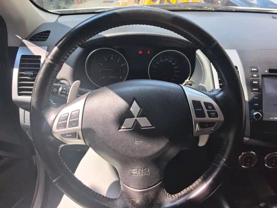 Mitsubishi Outlander (Import) 2012 2012 Outlander 2.4 Fashion Navigation Edition
