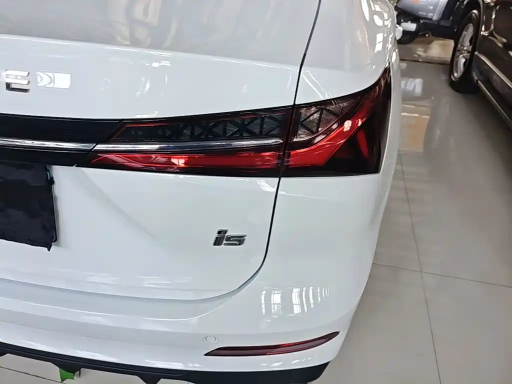 Фото 8 - Roewe i5