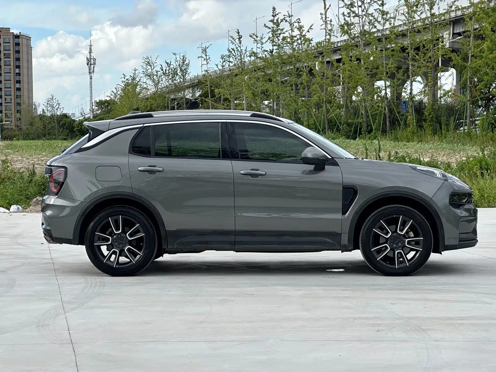Фото 2 - Lynk & Co 01