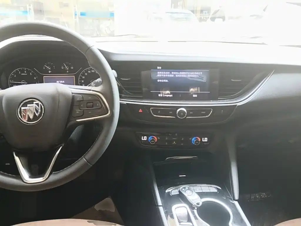 Photo 14 - Buick Regal
