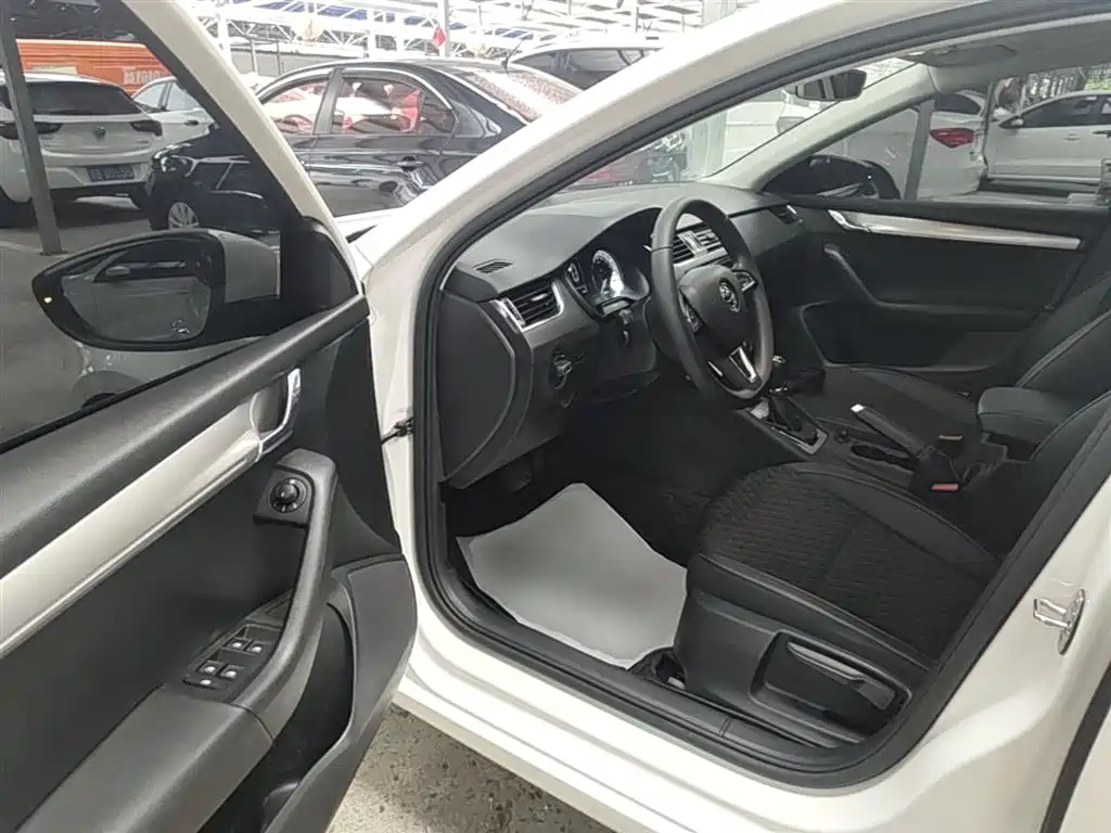 Škoda Octavia 2019 1.5L Automatic Luxury Edition фото 16