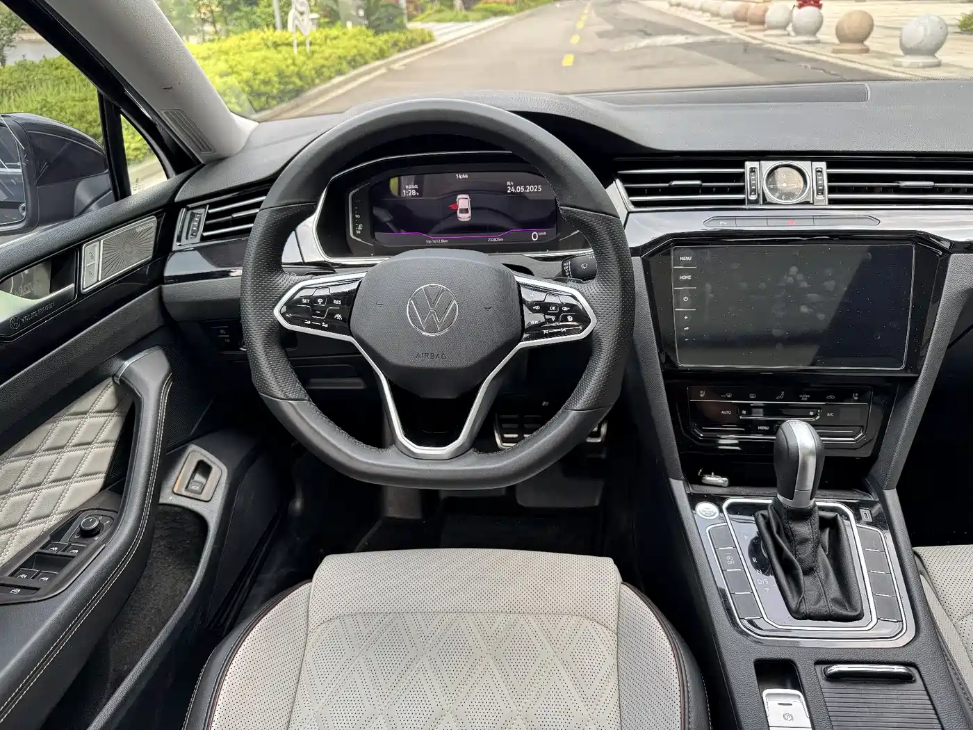 Volkswagen Magotan 2023 Model 2 Million Commemorative Edition 330TSI DSG Luxury фото 6