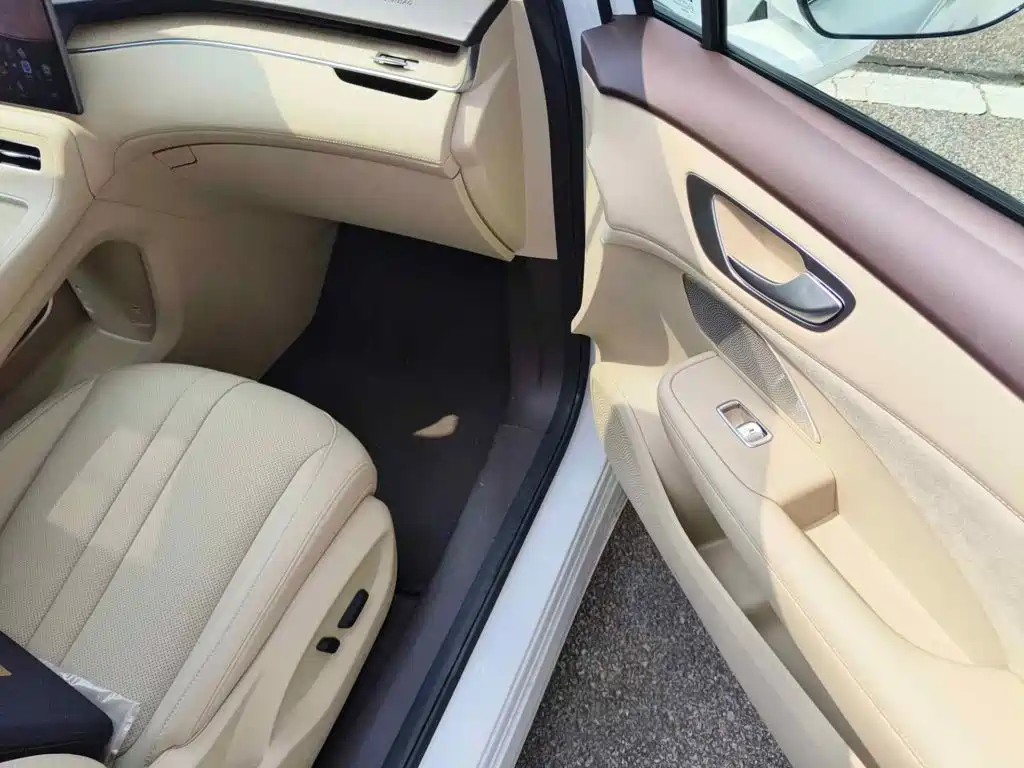 Photo 13 - Shangjie SUV