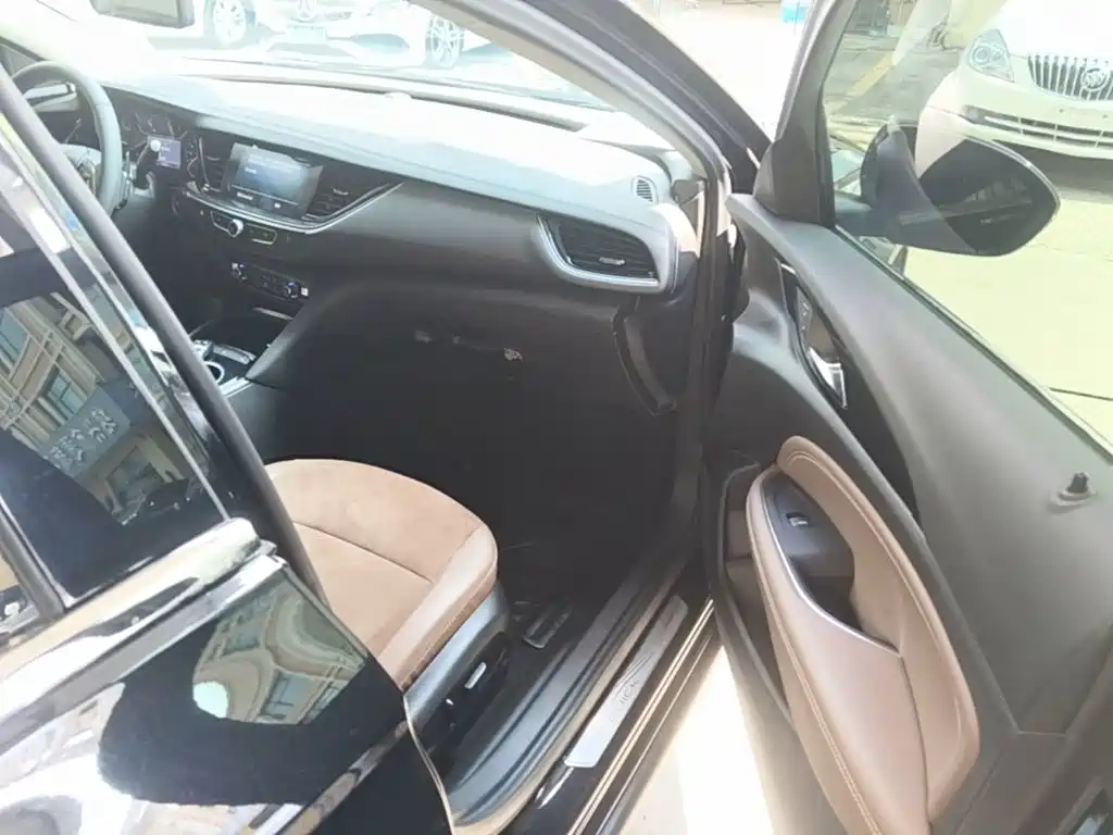 Photo 9 - Buick Regal