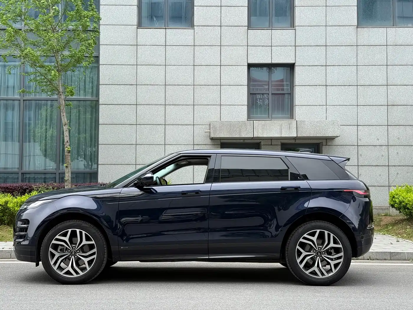 Land Rover Range Rover Evoque 2021 Range Rover Evoque L 249PS R-Dynamic SE Luxury Edition фото 4