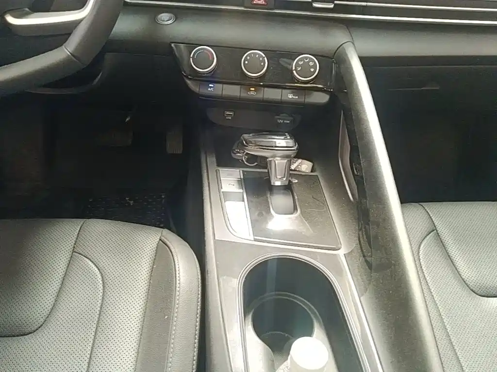 Photo 14 - Hyundai Elantra