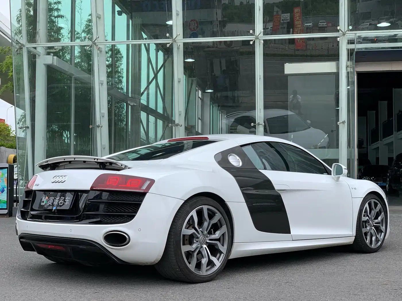 Audi R8 2010 5.2 FSI quattro фото 5