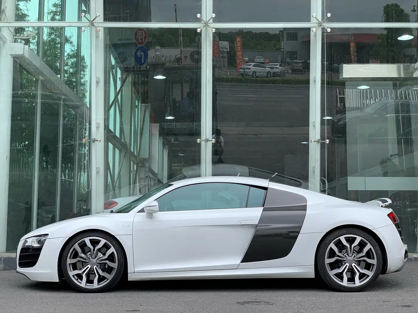 Audi R8 2010 5.2 FSI quattro фото 8