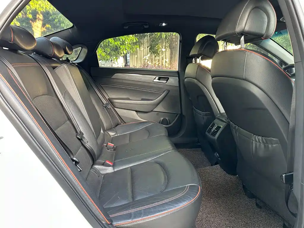Photo 15 - Hyundai Sonata