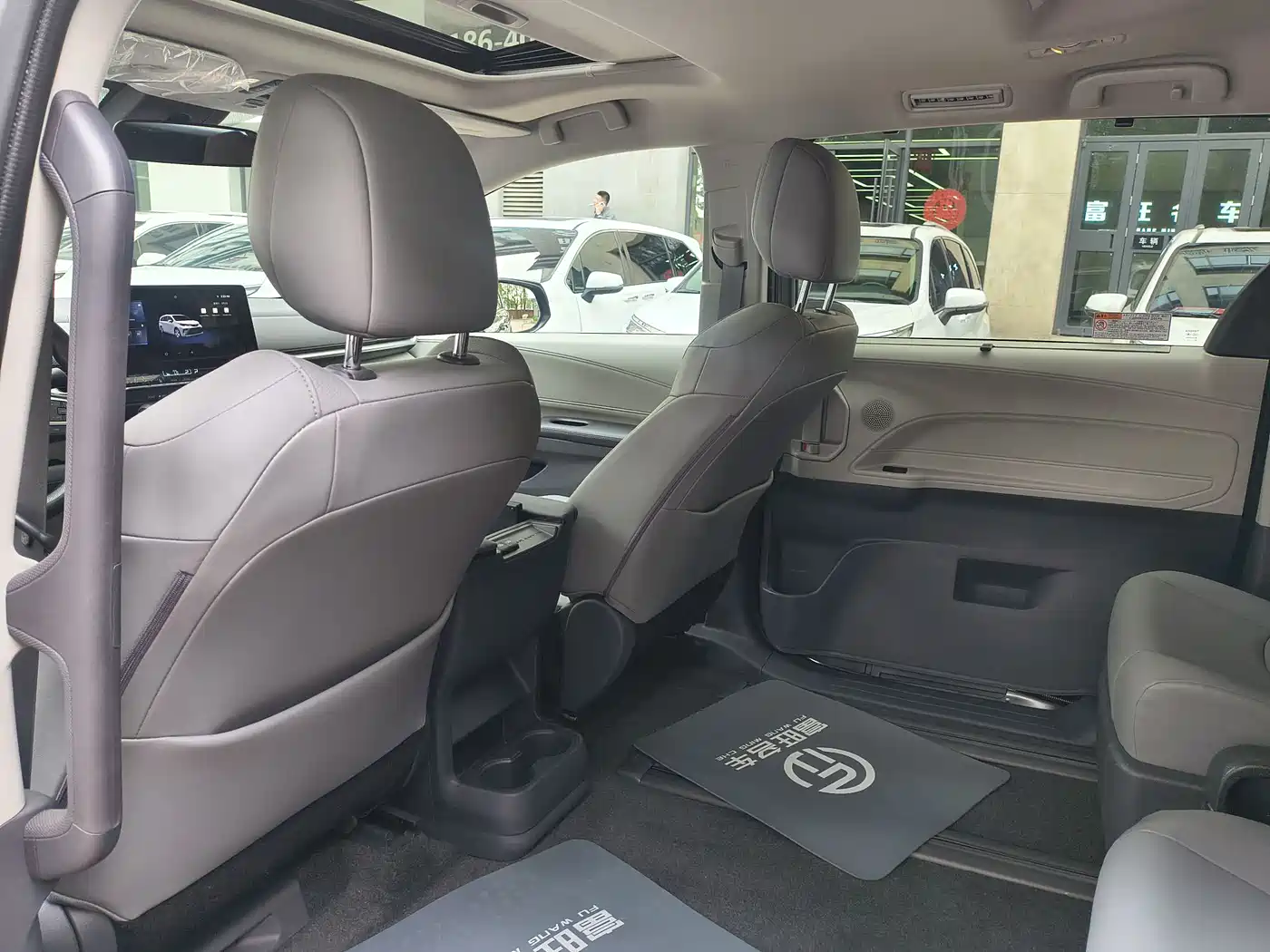 Toyota Granvia 2024 2.5L Hybrid Comfort фото 16