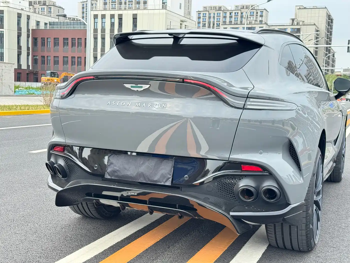 ASTON MARTIN DBX