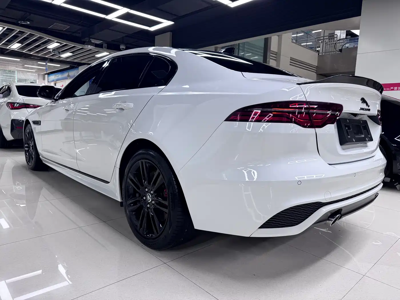Jaguar XEL 2025 2.0T 250PS R-DYNAMIC 90th Anniversary Edition фото 6