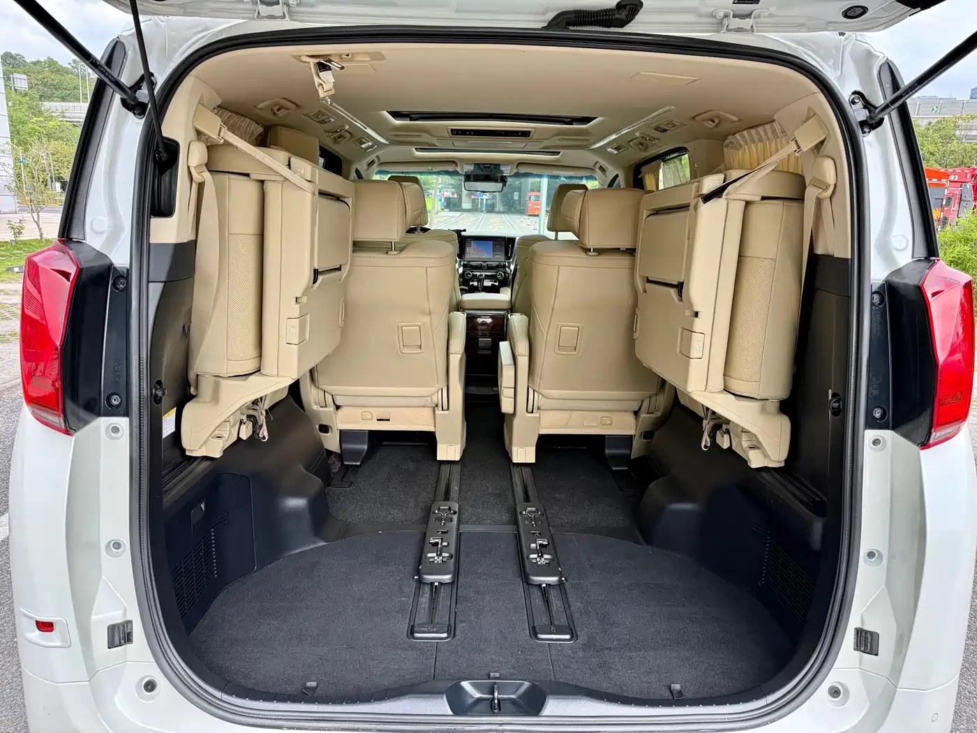 Toyota Alphard 2021 Hybrid 2.5L Luxury фото 10