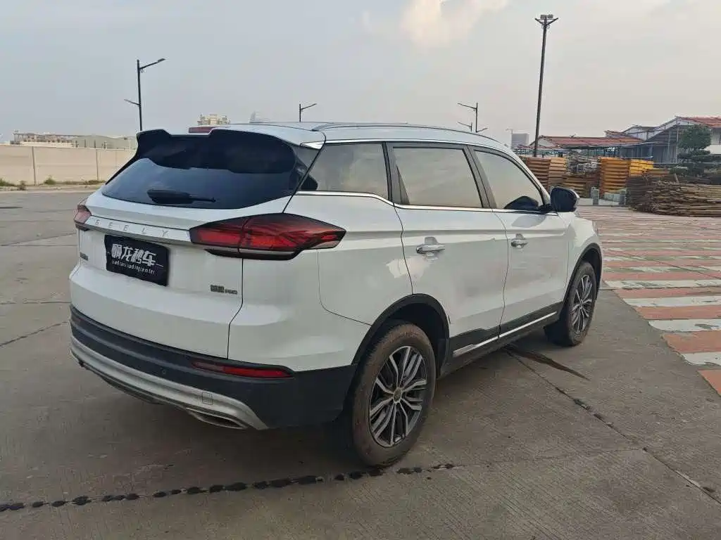 Фото 10 - Geely Atlas
