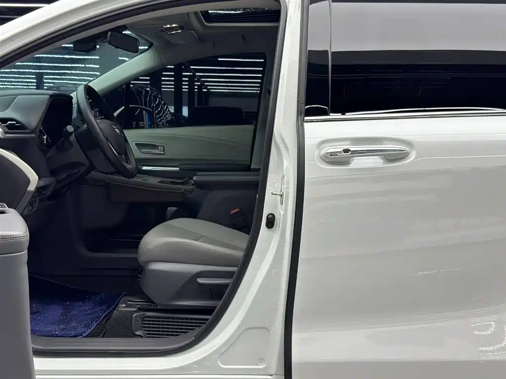 Toyota Granvia 2024 2.5L Hybrid Comfort фото 6