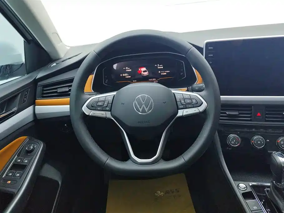 VOLKSWAGEN BORA
