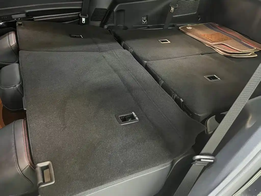 Photo 19 - Ford Explorer