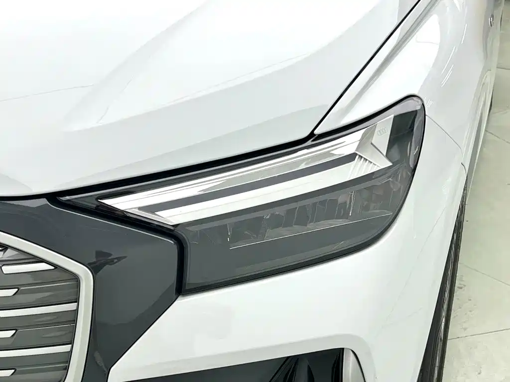 Photo 6 - Audi Q4 e-tron
