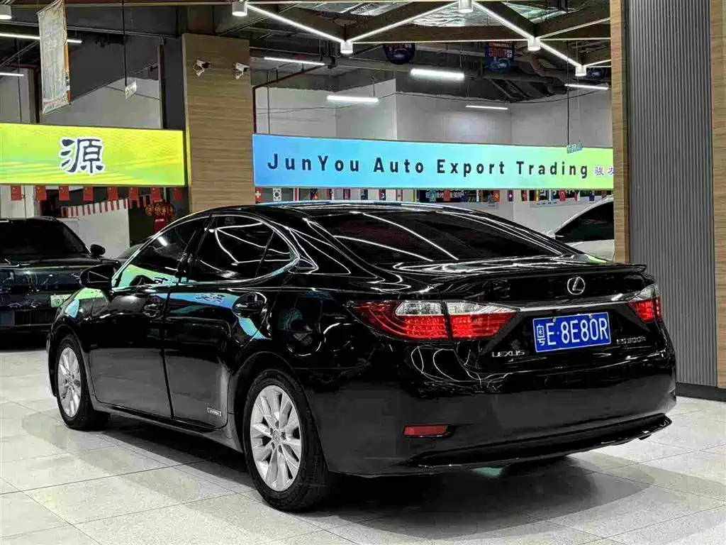 Фото 5 - Lexus ES