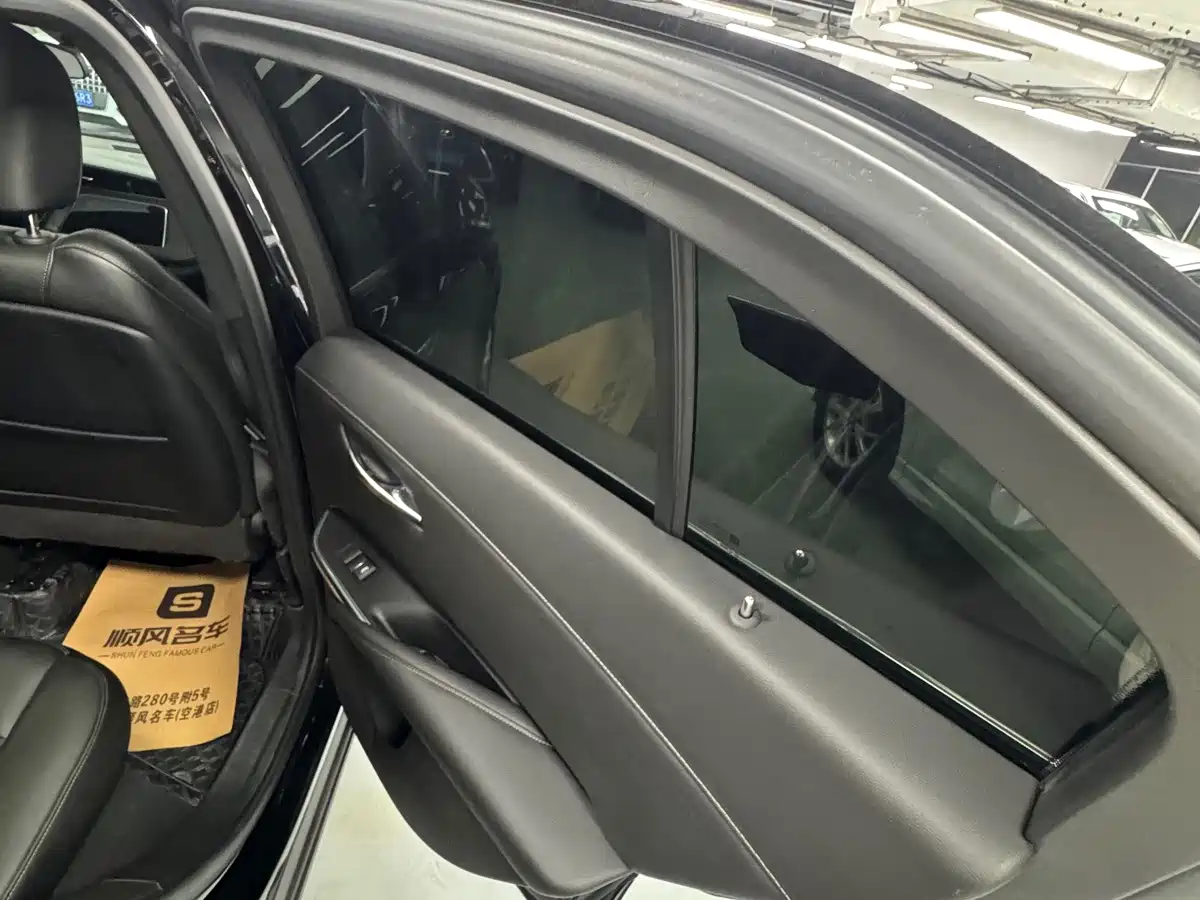 Photo 10 - Cadillac XT4