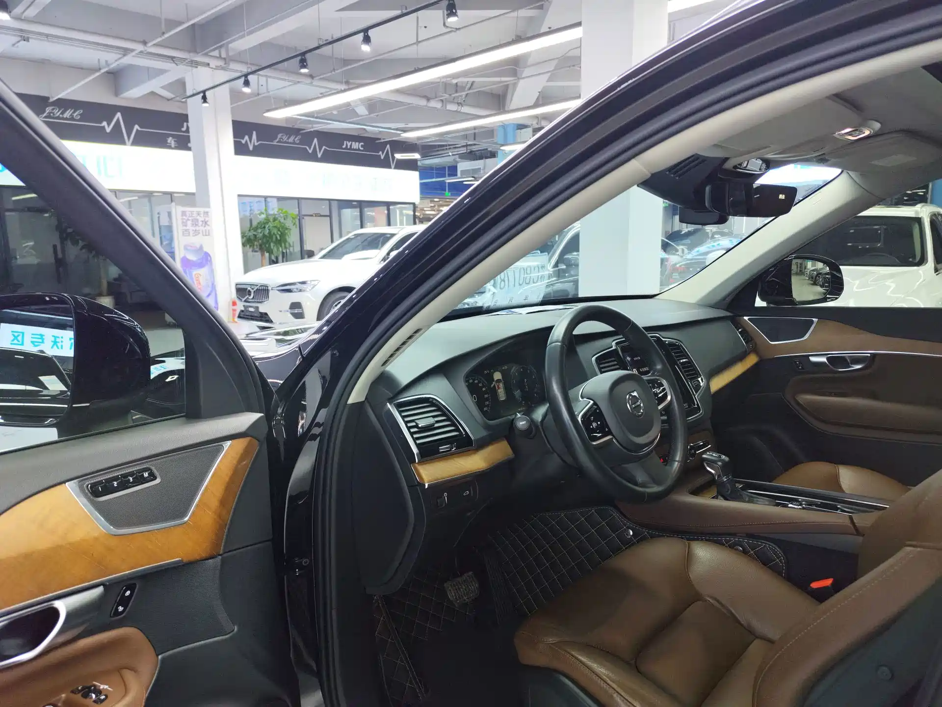 Фото 4 - Volvo XC90