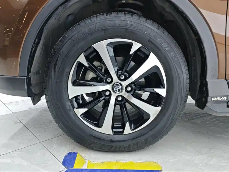 Toyota RAV4 Rongfang 2016 2.0L CVT 2WD Trend (China V) фото 6