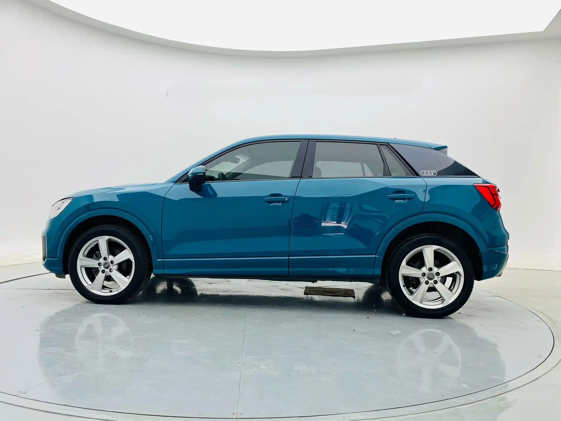 Photo 4 - Audi Q2L