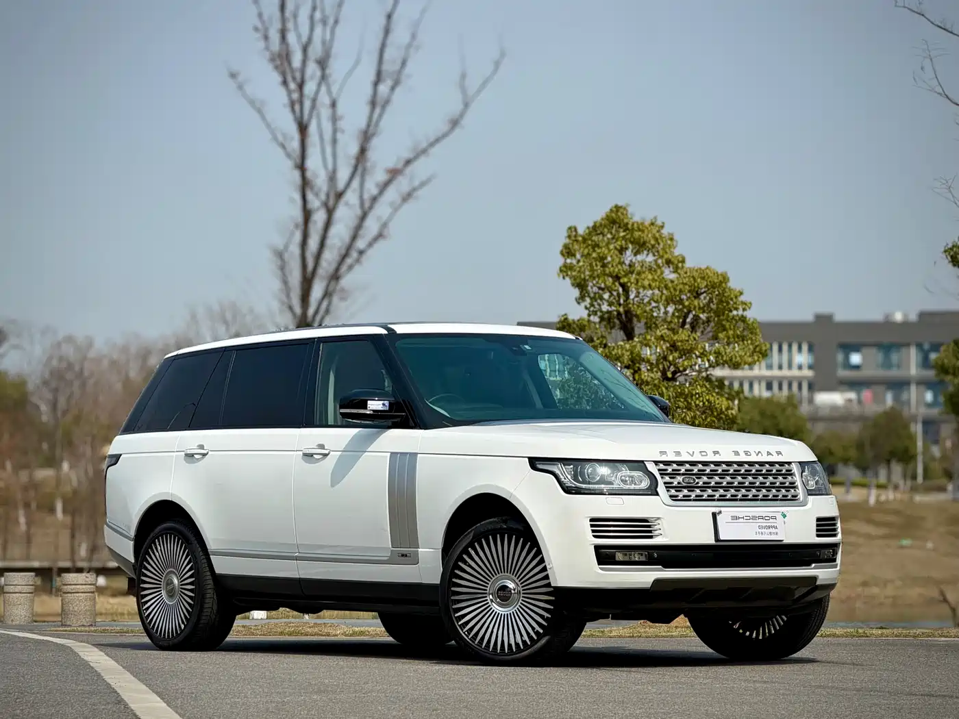 Land Rover Range Rover 2015 3.0 SC V6 Vogue SE Genesis Extended Edition фото 3