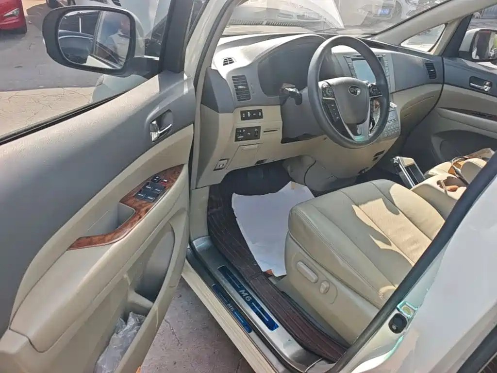 BYD M6 2016 2015 2.4L Automatic Premium Edition
