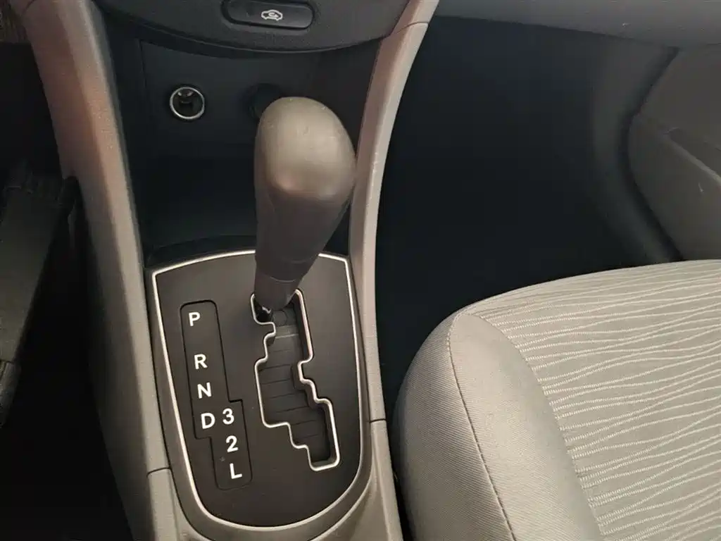 Hyundai Verna 2014 1.4L Automatic Smart GLS фото 14