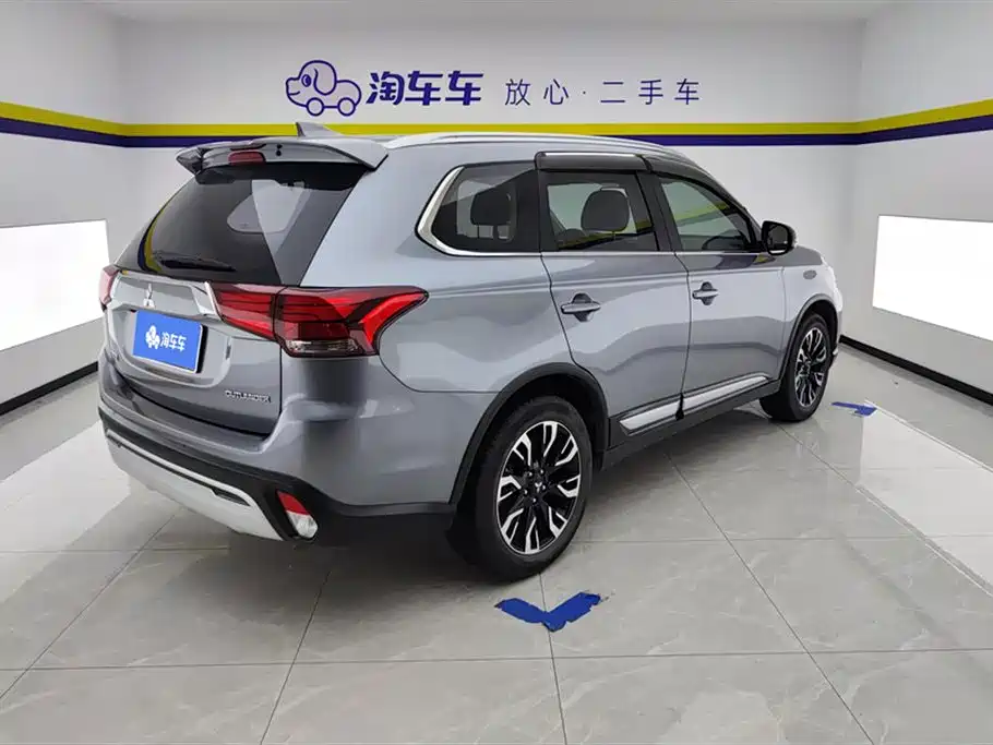 Mitsubishi Outlander 2020 2.0L 2WD Premium 7-seater фото 3