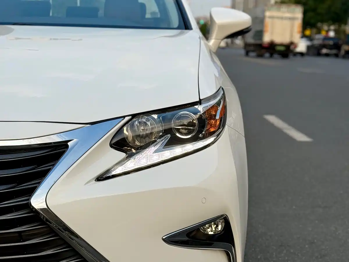 Photo 4 - Lexus ES