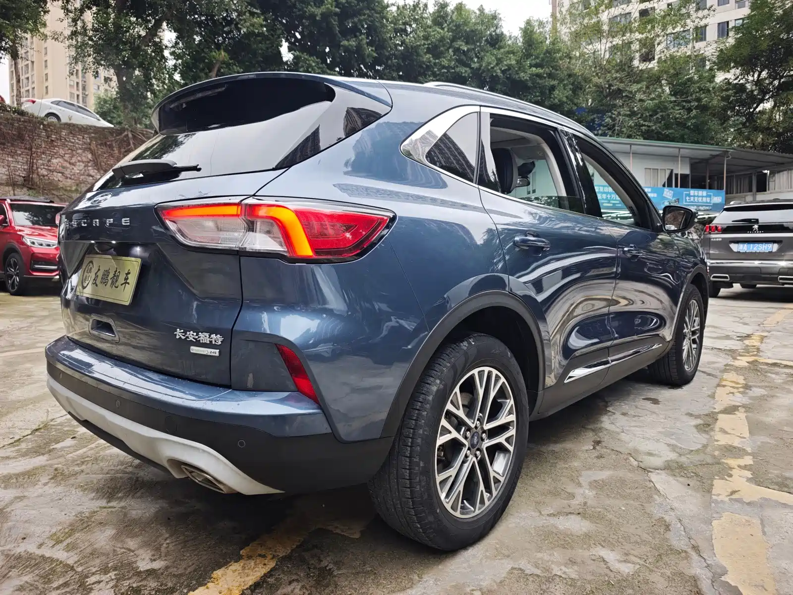Photo 18 - Ford Escape