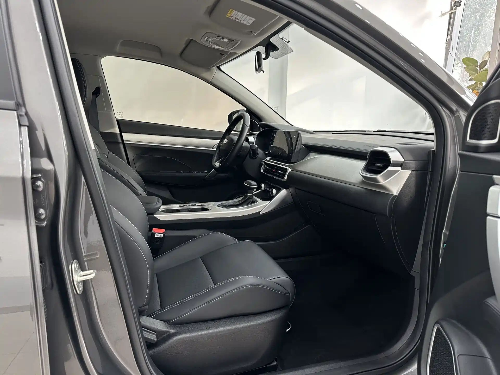 Фото 10 - Geely Coolray
