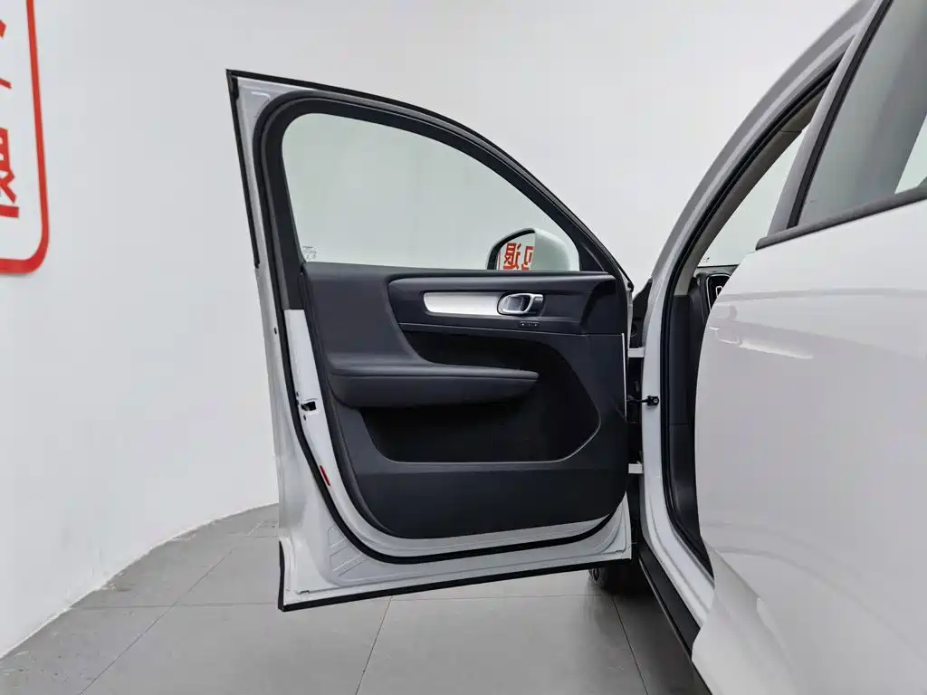 Volvo XC40 2021 2022 Model T4 AWD Smart Drive Fashion Edition