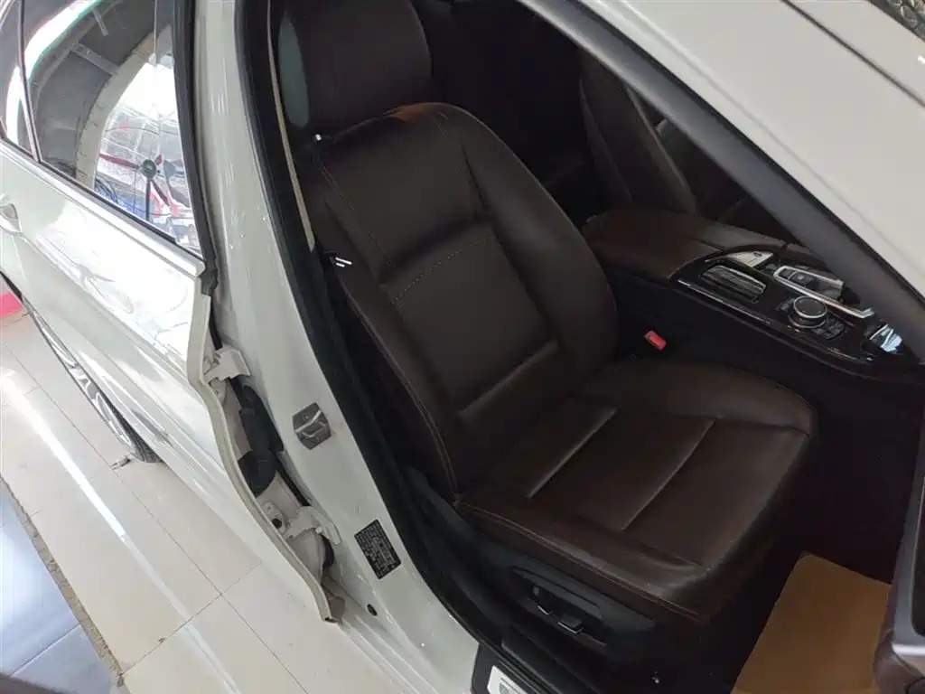 BMW 5 Series 2014 525Li Luxury Design Package фото 25